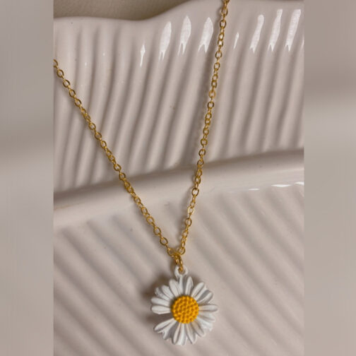 White Daisy Pendant Necklace