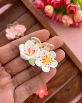 Elegant White Floral Claw Clip