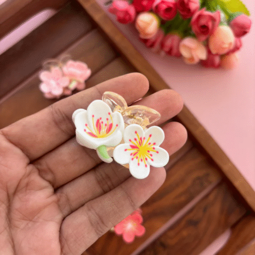 Elegant White Floral Claw Clip